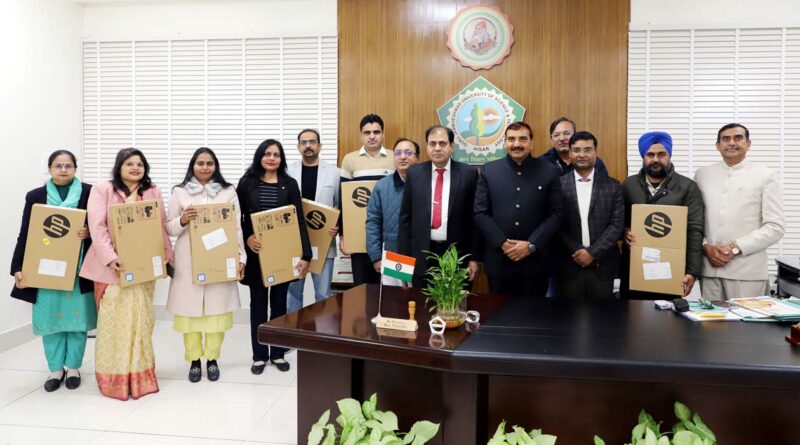 -laptops-given-to-university-teachers