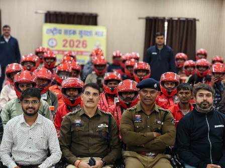 zomato-delivery-boy-helmet-distribution