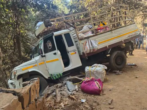 truck-pickup-collision-3-villagers-dead-cg