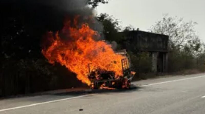 jh-a-moving-cng-tempo-caught-fire