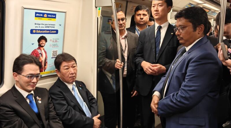 japans-foreign-minister-rides-delhi-metro