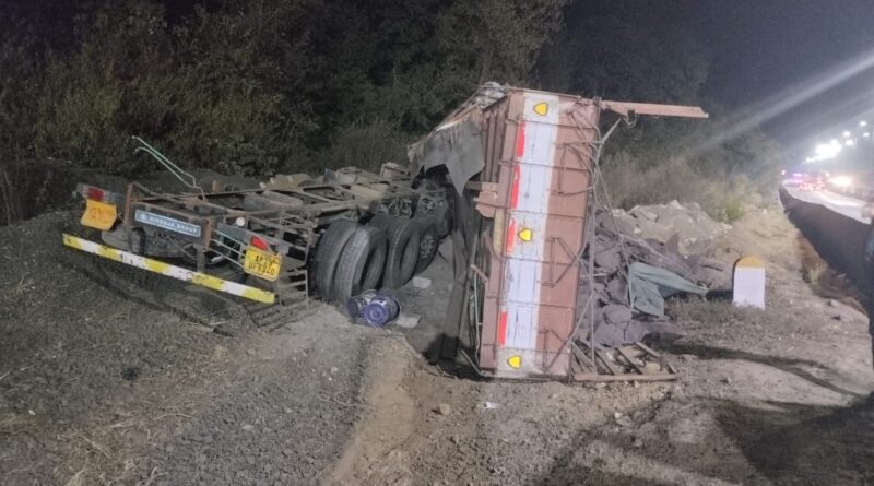 truck-crashes-in-chutupalu-valley-engine-chassis
