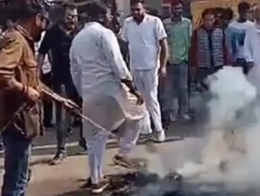 congress-burns-effigies-of-the