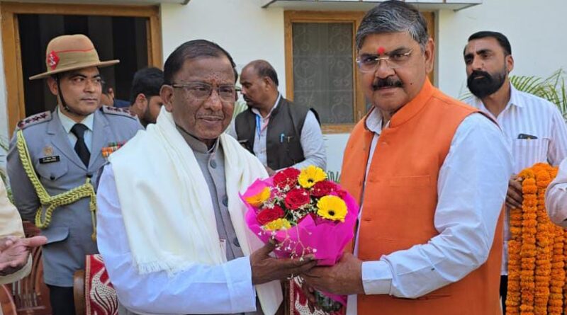 up-vns-rajypal-ka-svagat-