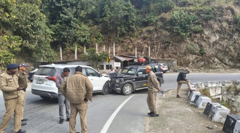 uk-lohaghat-highway-crash