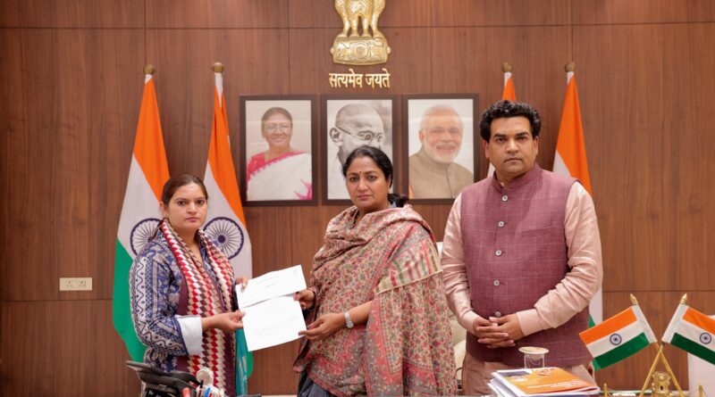 cm-handed-10lakh-relief-fund