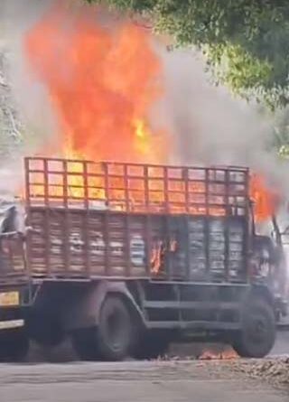 farnichar-ke-truk-me-aag-lagi-