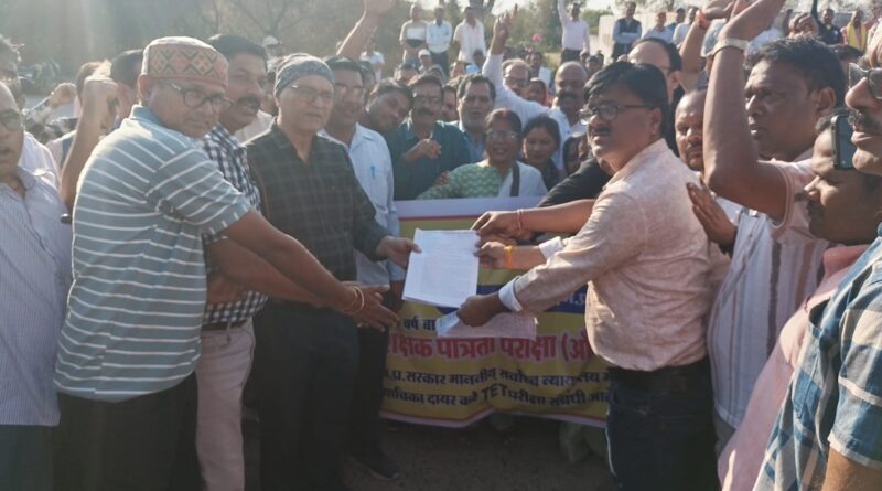 thousands-of-teachers-demand