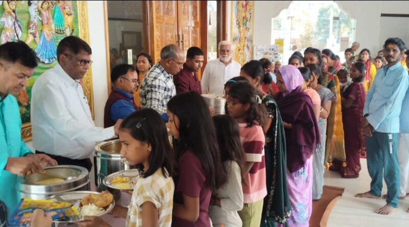 jh-annapurna-mahaprasad-distributed-in-temple