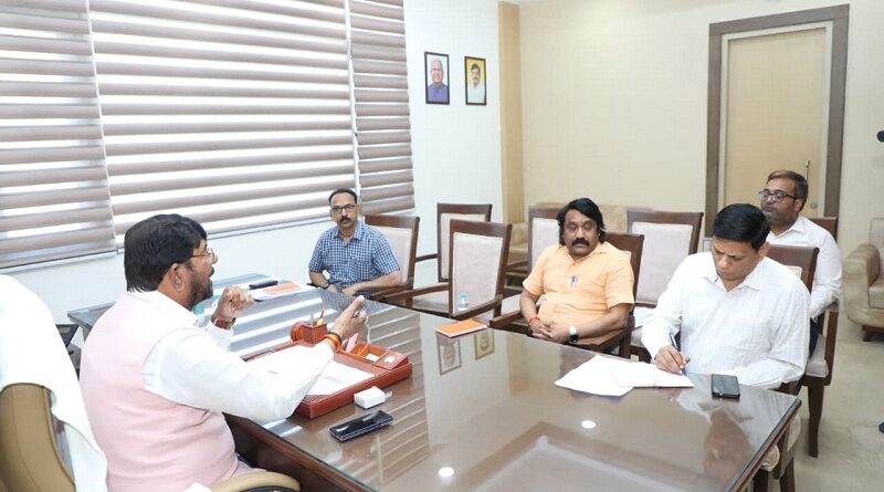 minister-patel-reviews-preparations-for-cattle-dis