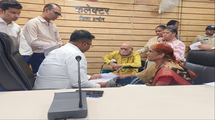 mp-indore-collector-listens-to-public-grievances-r