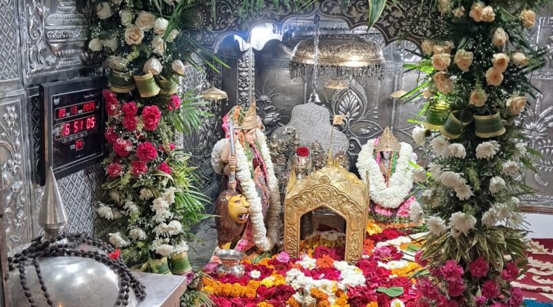 devotees-visiting-trilokpur