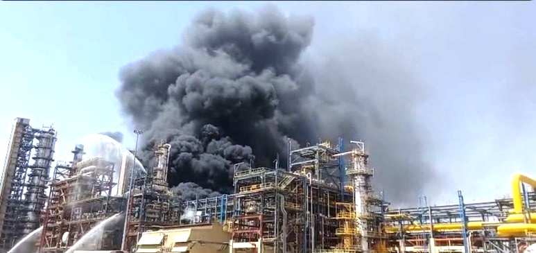 masive-fire-pachpadra-refinary