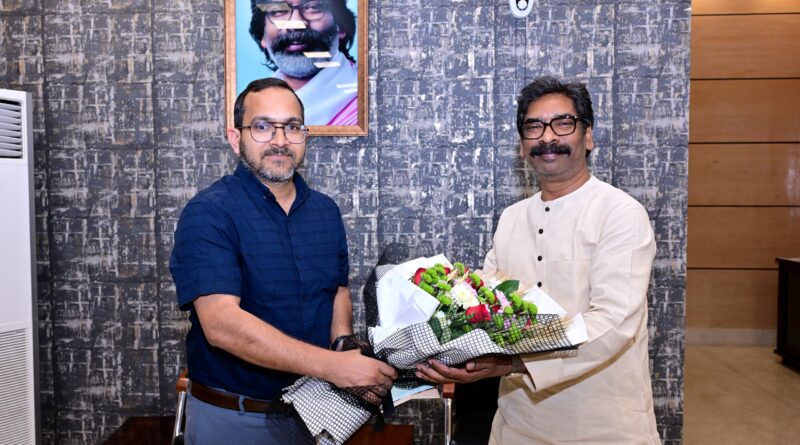 jh-dc-of-seraikela-met-the-cm