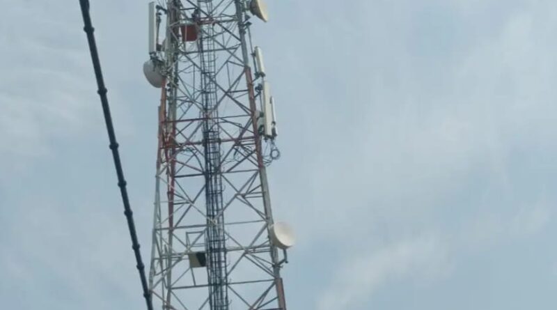 youngman-climbe-the-mobile-tow