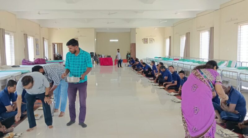 jh-food-distribution-needy-shelter-residents