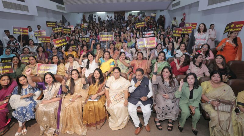 delhi-cm-black-band-protest