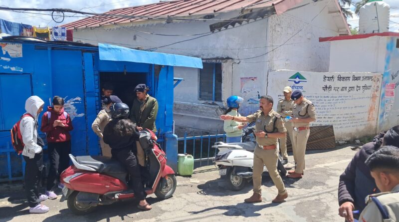 in-pauri-town-the-police-team
