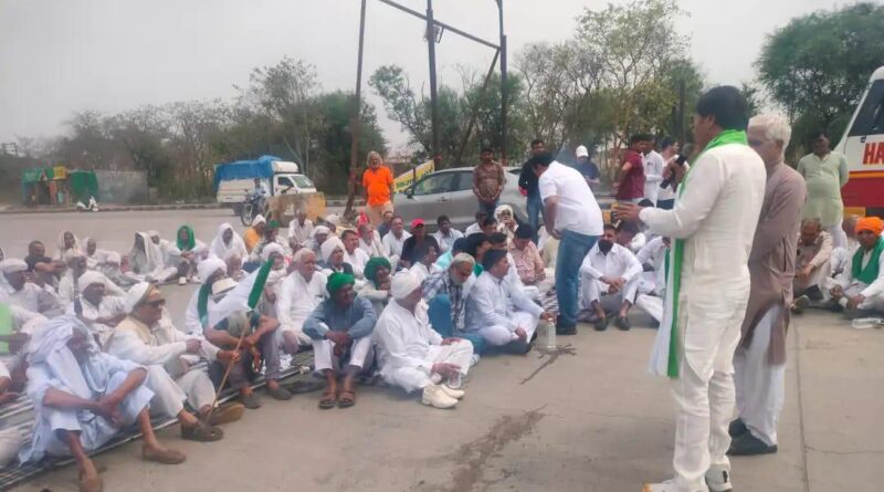 farmers-protest-at-toll-plaza