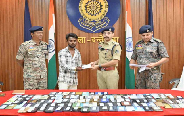 dantewada-police-hand-over-141-lost-mobile-phones-