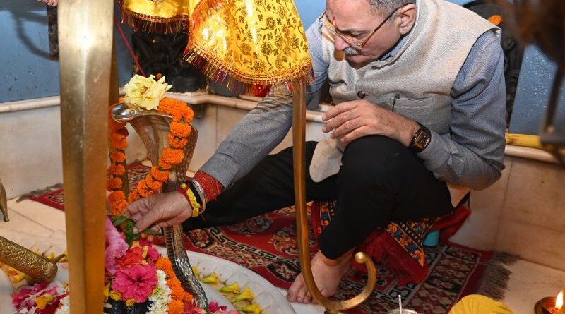 governor-bajnath-temple-offeri