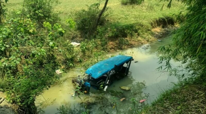 jh-e-rikshaw-fall-in-river