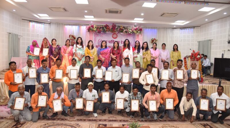women-men-railway-employees-honoured