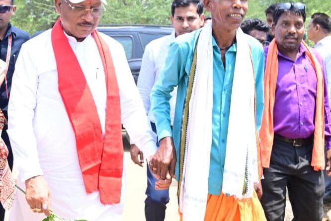 cm-kabirdham-invitation-accept-villager