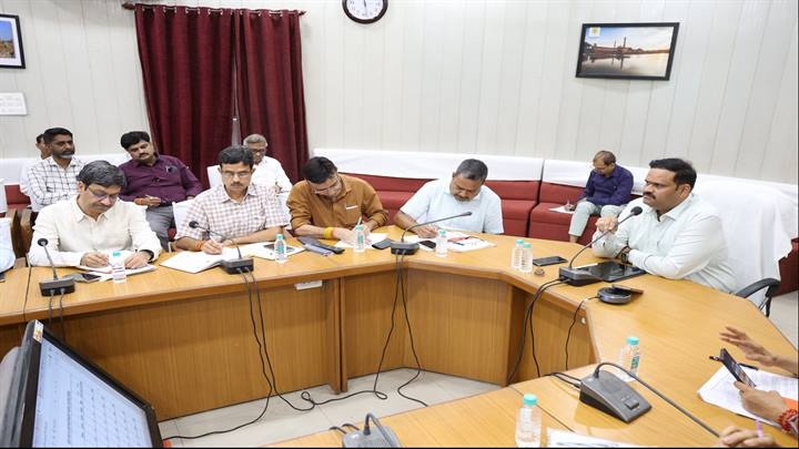 mp-bhopal-divisional-commissioner-reviewed-cm-help