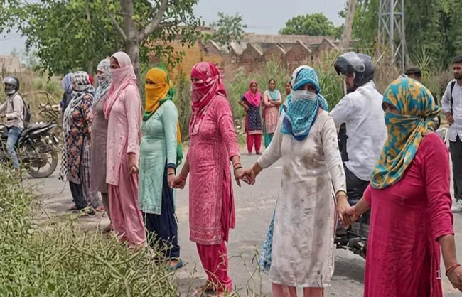 rwr-villagers-blocked-the-road