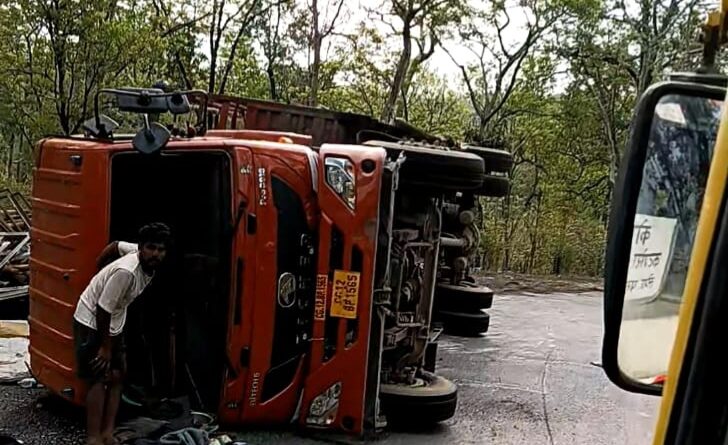 goods-vehicle-overturns-cg-driver-injured