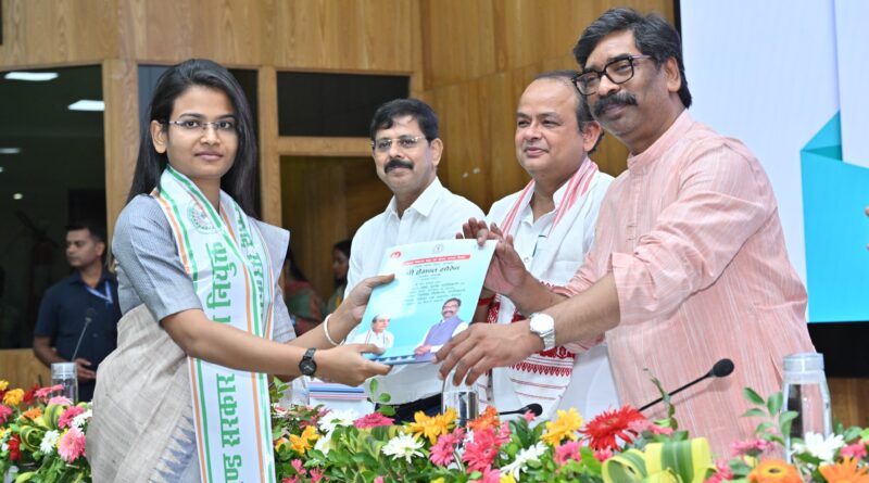 jh-cm-hands-over-appointment-letters-to-262-candid