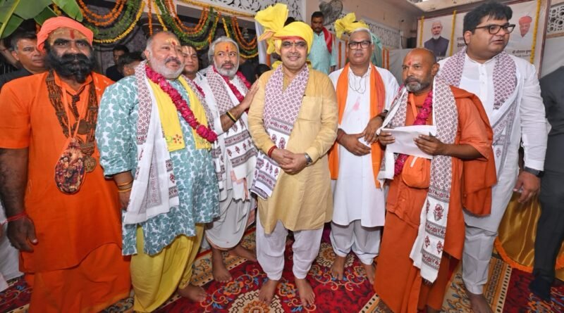 cm-guru-purnima-honoring-saints-ascetics