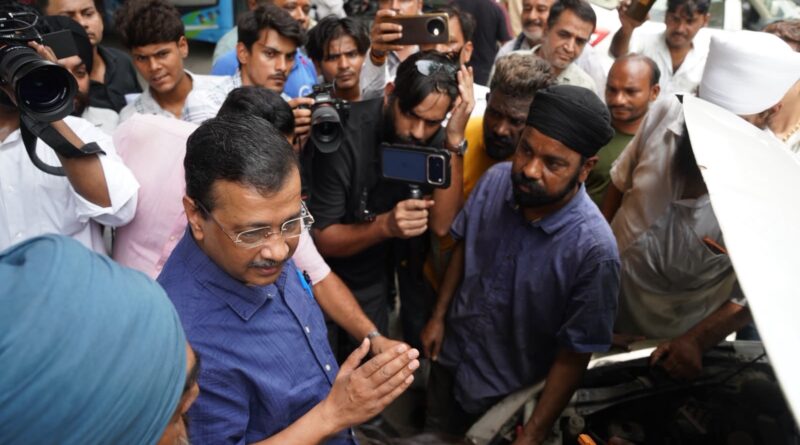 kejriwal-visit-petrol-pump-service-station-e20