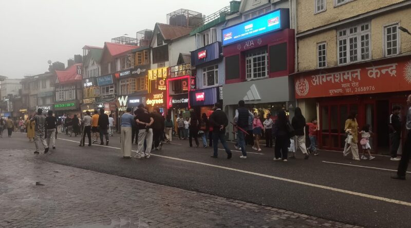tourists-crowd-hill-station