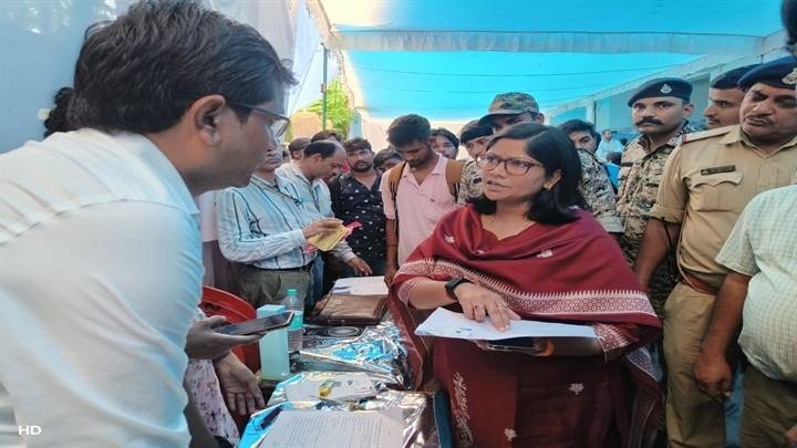 gwalior-collector-interacts-youth-at-urges-become-