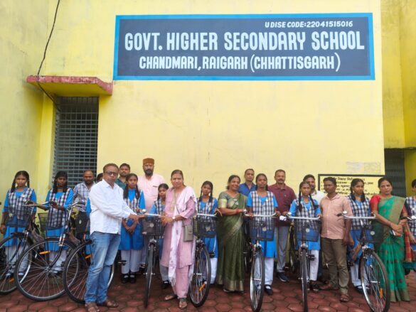 cycles-distribution-raigarh-chandmari-school