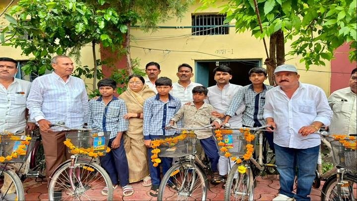 mp-minister-silawat-and-mla-malini-gaud-distribute