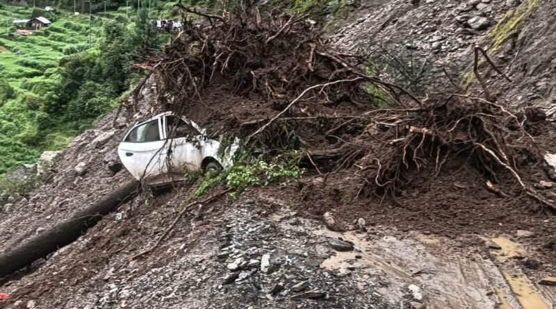 land-slid-car-under-m-mand-bor