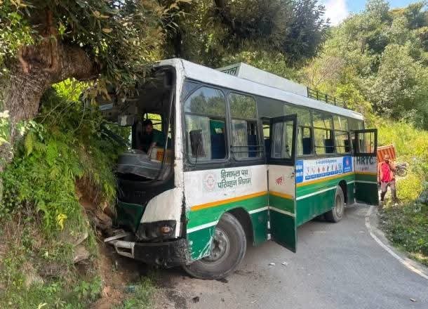 kullu-accident-bus-hrtc-46-inj