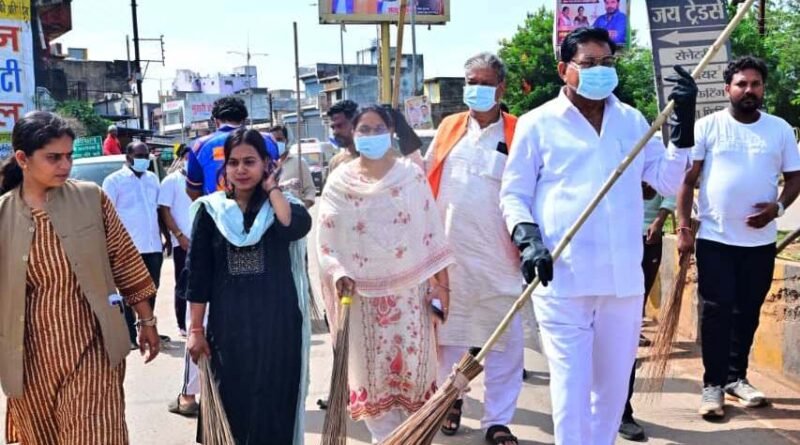 minister-conveyed-message-cleanliness-picking-up-b