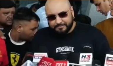 famous-singer-b-praak-welcomed-at-raipur-airport