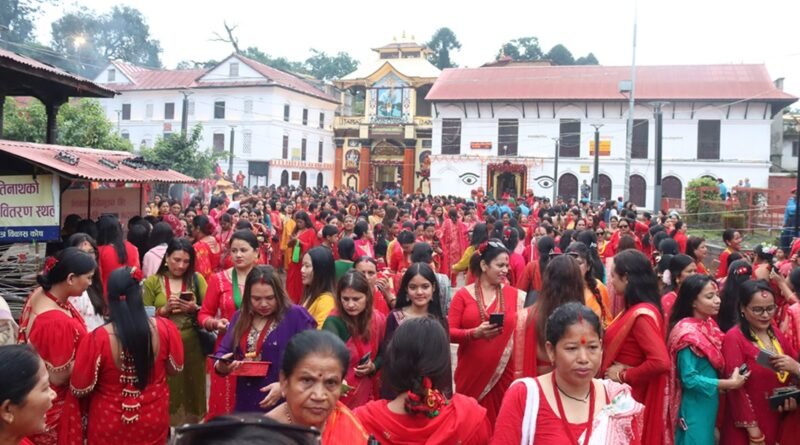 nepal-haritalika-teej-pashupatinath-temple-devotee