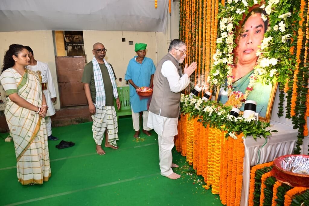 jh-governor-arrives-nemra-tribute-rupi-soren