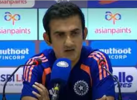 sports-cricket-gambhir-bowling-balance-india