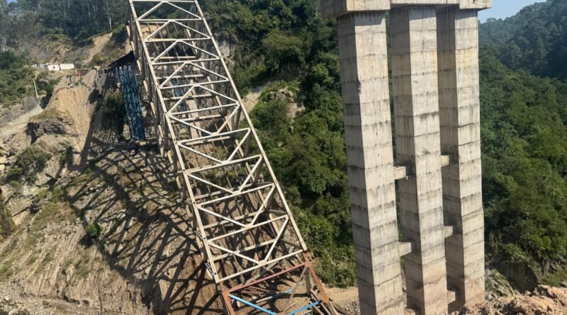 bridge-collapse-three-injured