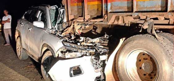 car-crashes-into-truck-5-injured